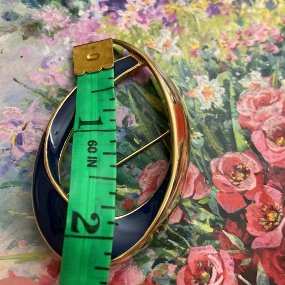 Vintage 80s SIGNED Trifari Navy Blue Enamel & Gold Toned Oval Broach - Picture 4 of 5